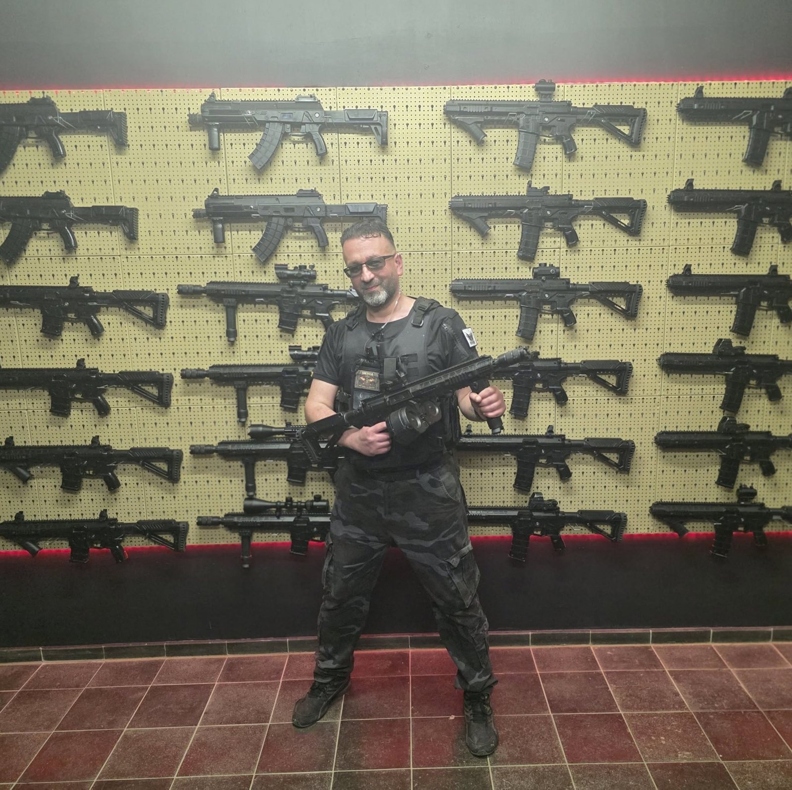 Nico in der Waffenkammer